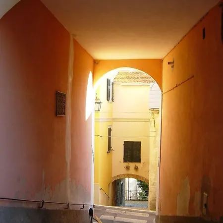 Palazzo Conti Viale * 디아노 카스텔로